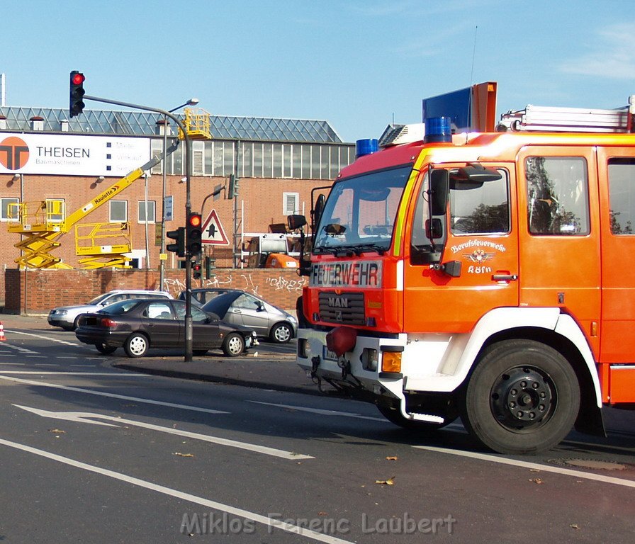 Schwerer VU Notarzt Pkw Koeln Ehrenfeld Weinsbergstr Oskar 165.JPG